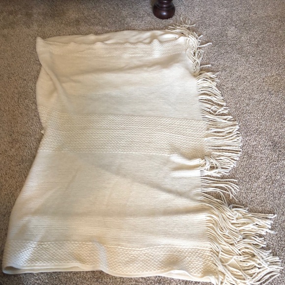 Francesca Ivory Shawl with fringe. - Picture 3 of 4